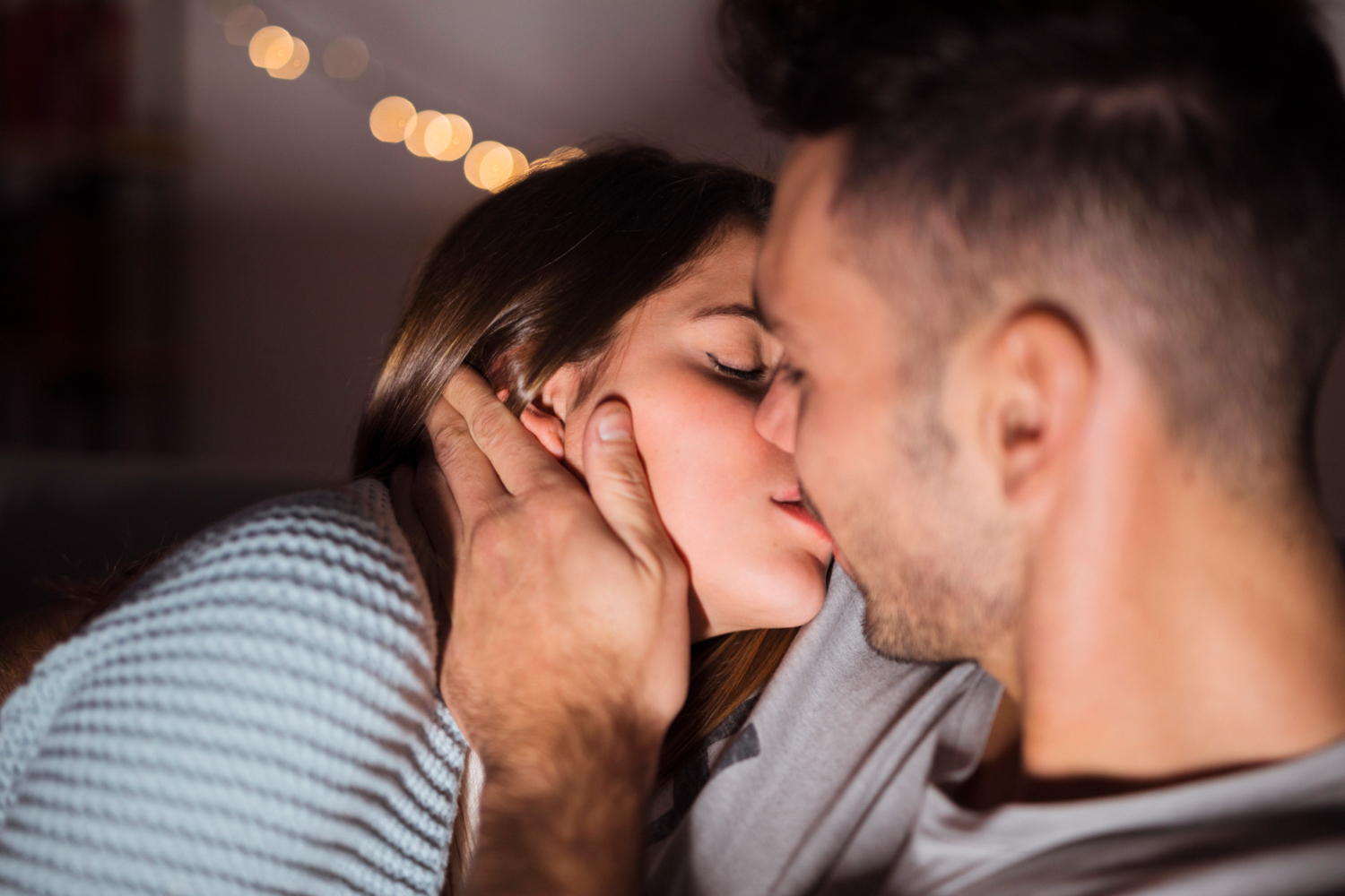 Языки любви в паре: как понять друг друга и улучшить интимность